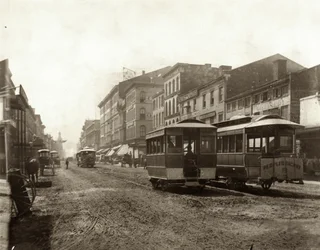Blick auf Straßenbahnen, die auf der Fourth Street südlich der Morgan Street fahren. Die Morgan Street war auch als Delmar Boulevard und später als Convention Plaza bekannt